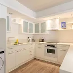 Three Bedroom Modern Flat 아파트