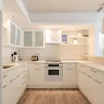 Three Bedroom Modern Flat 아파트 *