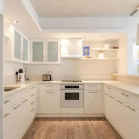Three Bedroom Modern Flat Lägenhet *