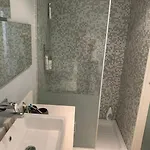 Three Bedroom Modern Flat דירה *