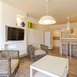 דירה Three Bedroom Modern Flat *
