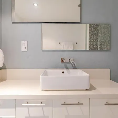 Three Bedroom Modern Flat *