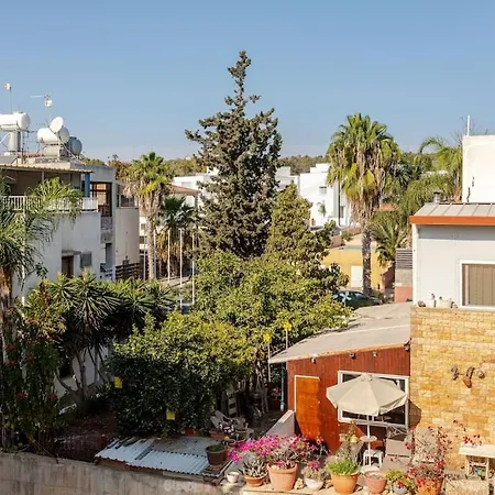 Three Bedroom Modern Flat דירה