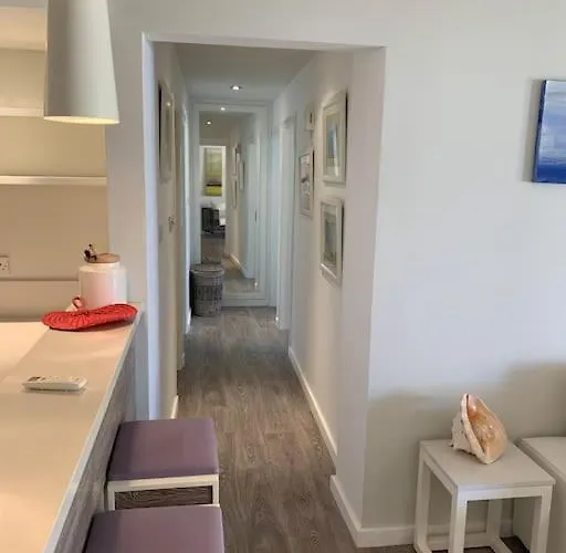 Three Bedroom Modern Flat * アヤナパ