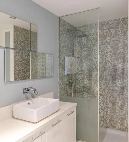 アパート Three Bedroom Modern Flat アヤナパ