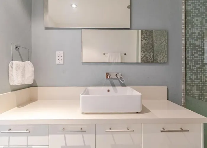 Three Bedroom Modern Flat *