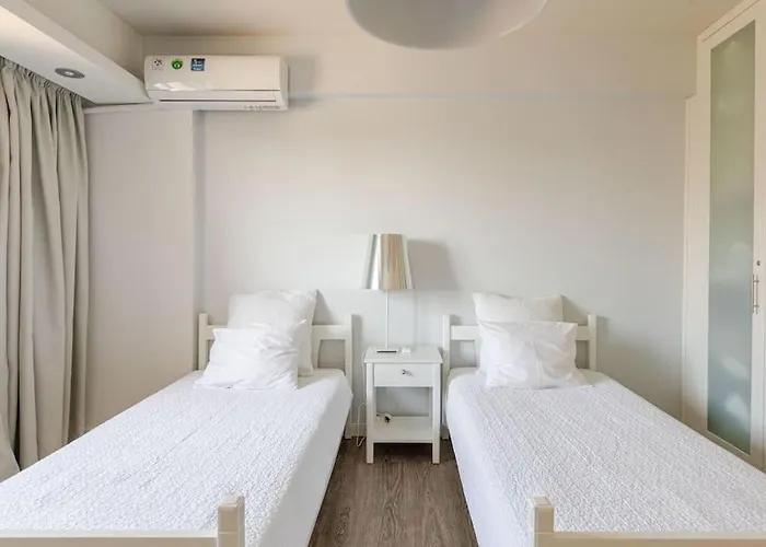 Three Bedroom Modern Flat *