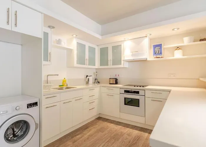 Three Bedroom Modern Flat アパート