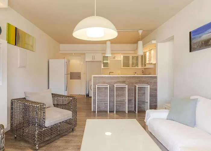 Three Bedroom Modern Flat * アヤナパ