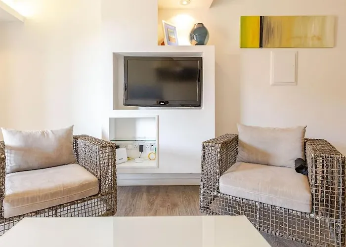 Three Bedroom Modern Flat アパート