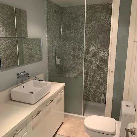 Lägenhet Three Bedroom Modern Flat