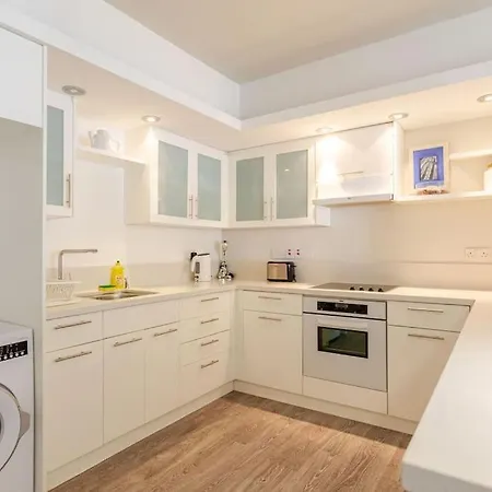 Three Bedroom Modern Flat Lägenhet