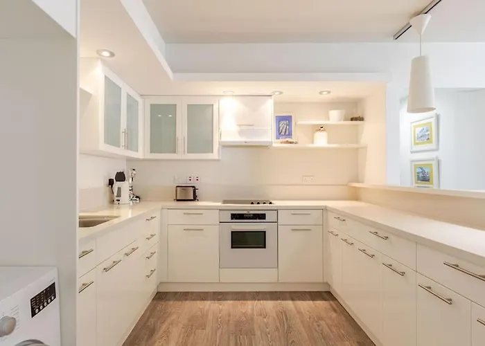 Three Bedroom Modern Flat 公寓 *