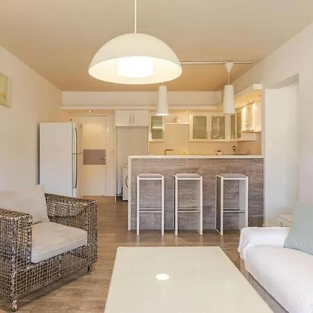 Three Bedroom Modern Flat * 圣纳帕